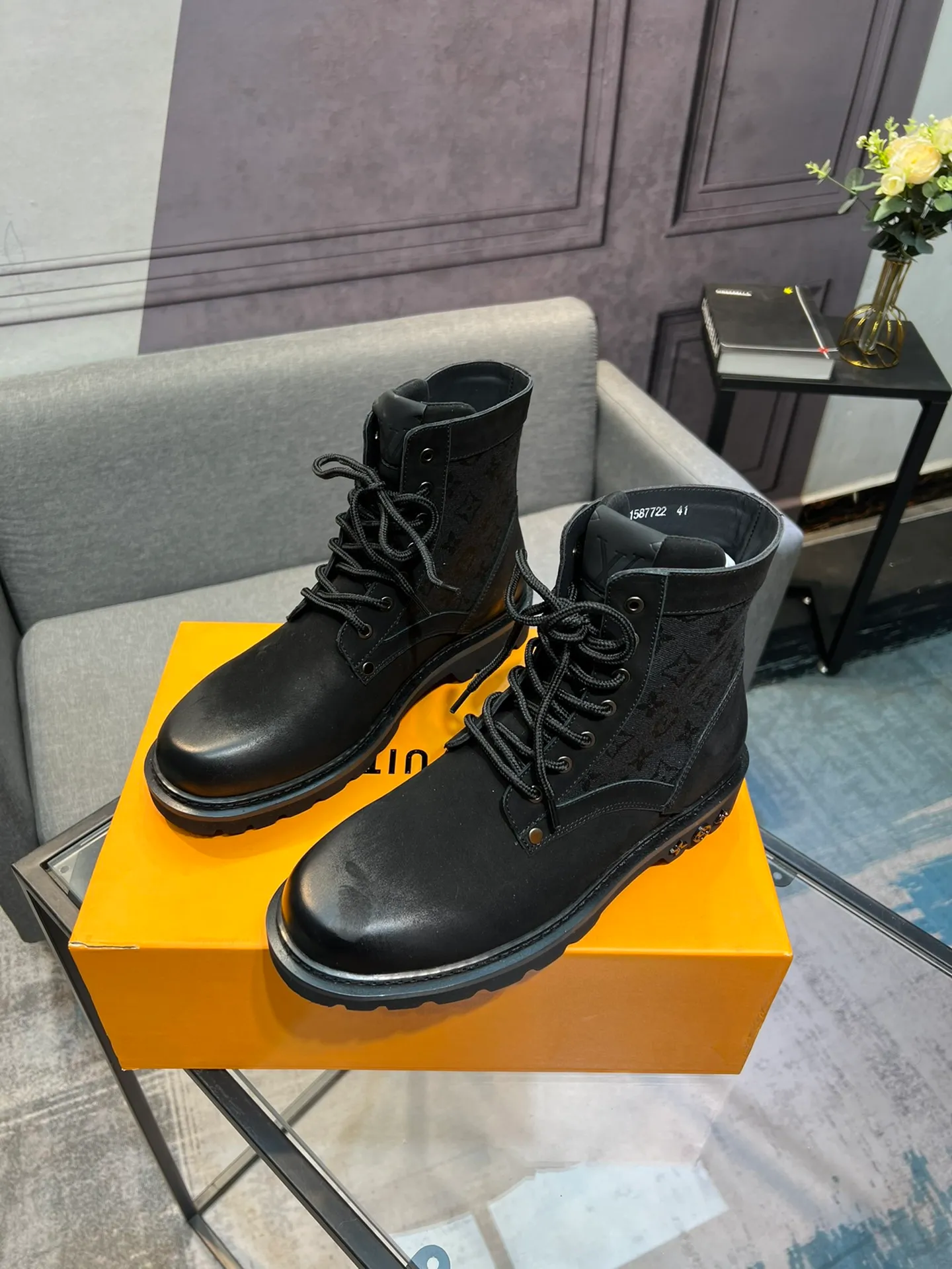 Men's shoes 💰920 L Home - the latest LV men's business casual boots, luxury and nobility are a must. They are all made of imported original first-layer cowhide, just to create a more comfortable wearing experience. ➕Top imported water-dyed full cow lining, original high wear-resistant outsole! 👏👏 Size: Male 39-44; (38 45 46 customized)